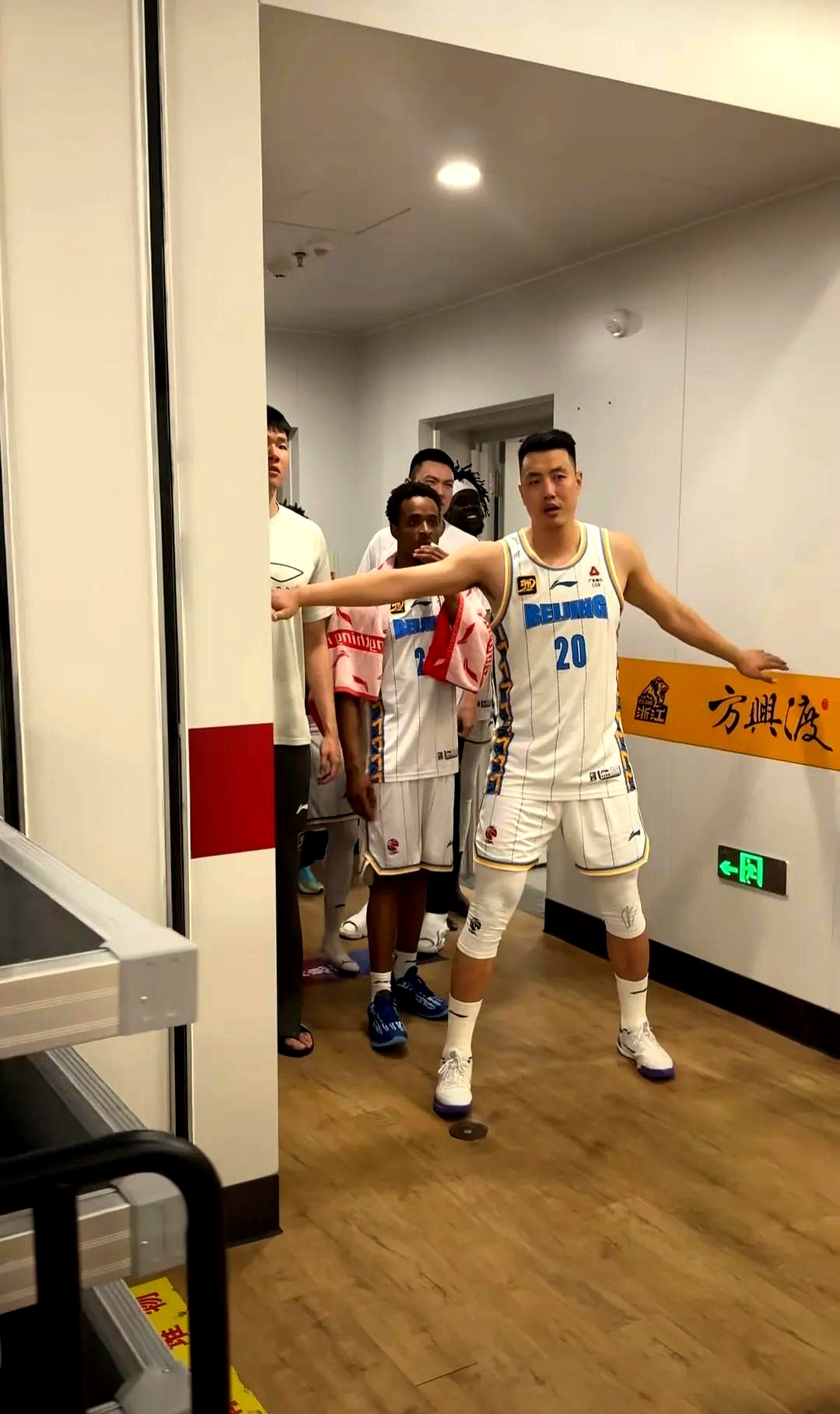 加时末段体能课后，金州勇士防线松动备战足总杯，球迷炸锅，球队文化再被提及