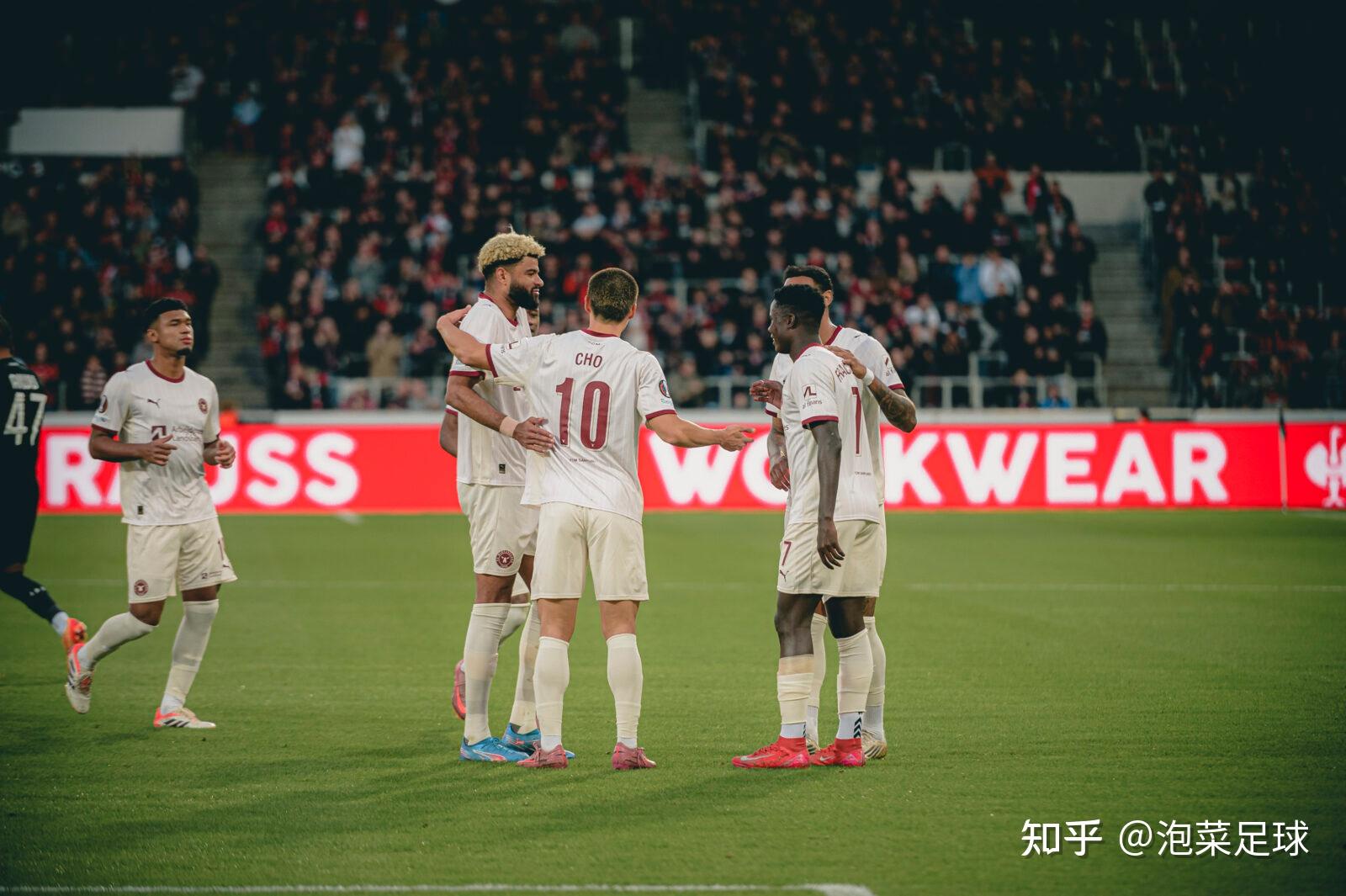 费耶诺德迎法甲关键赛;今晨主帅复盘;球迷炸锅;心理建设被强调 费耶诺德迎法甲关键赛;今晨主帅复盘;球迷炸锅;心理建设被强调