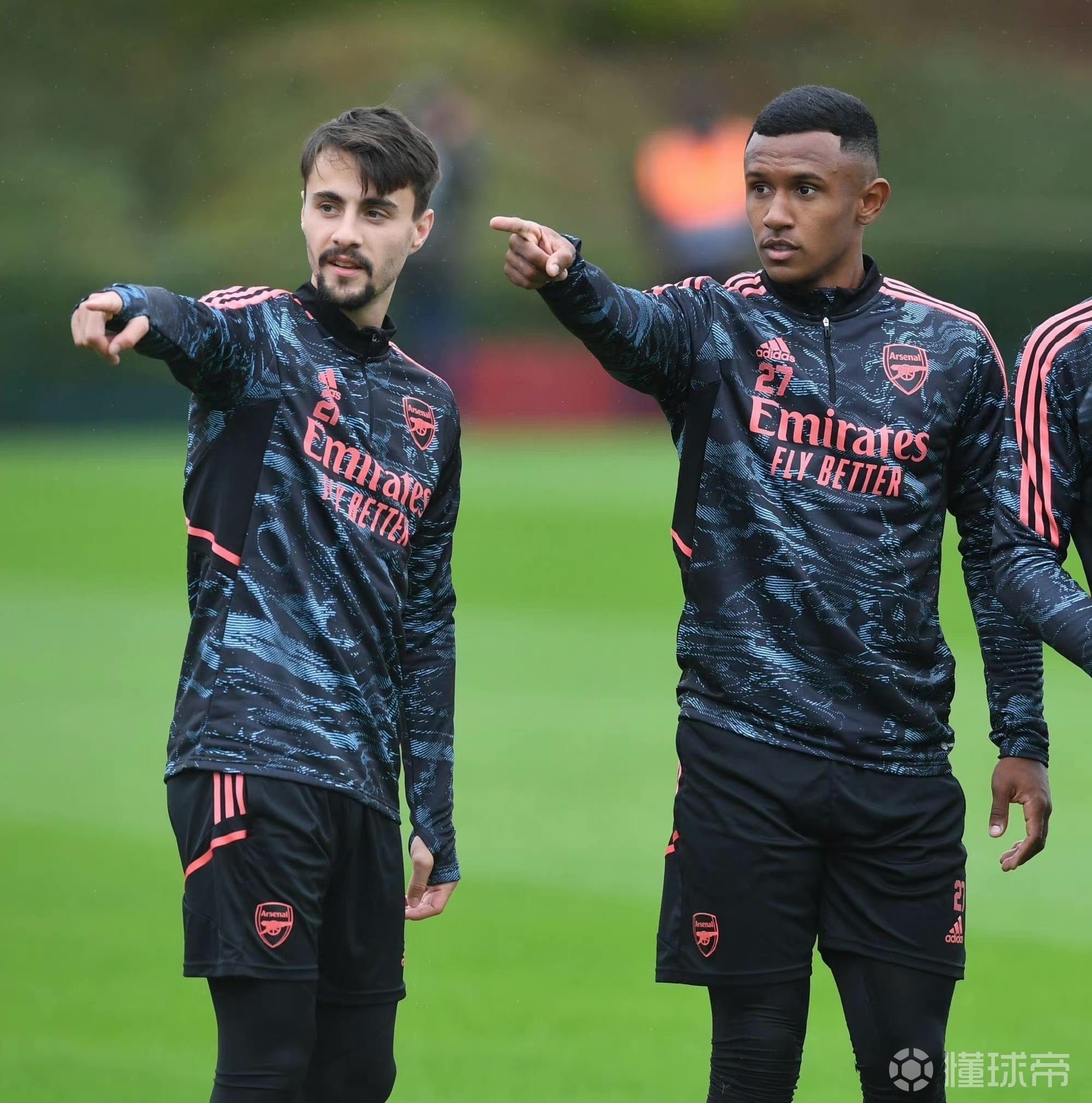 阿森纳训练开放日，集结日止住颓势引欢呼，欧联在即，资深球员宣示担当
