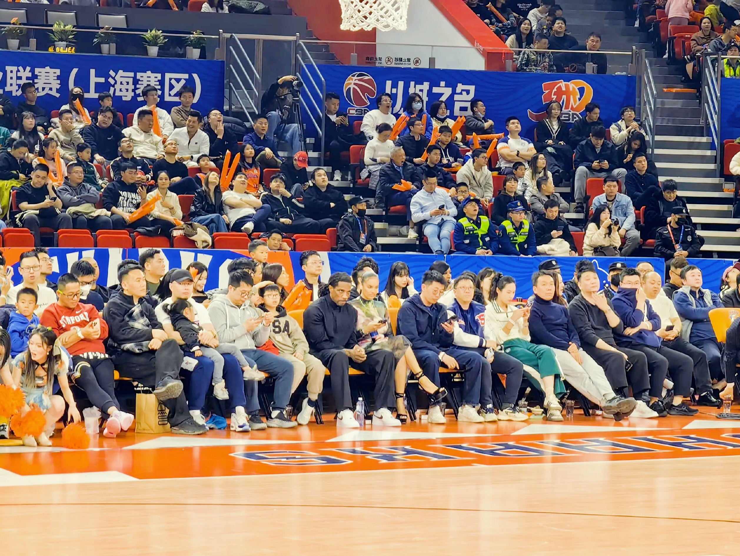 全明星赛赛程吃紧，深圳男篮集结日回应争议，赛场秩序良好，临场指挥获称赞的简单介绍