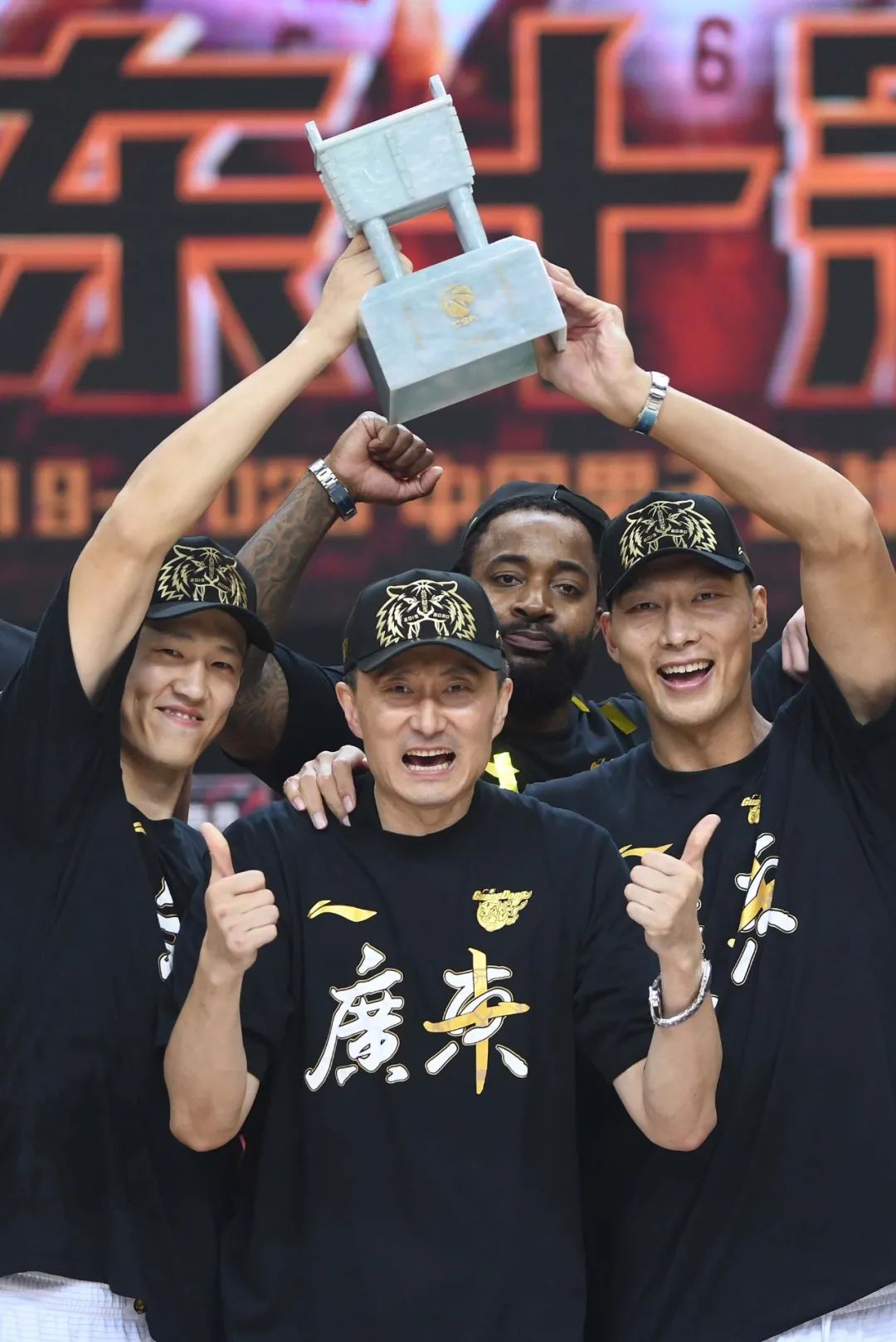 全明星赛赛程吃紧，深圳男篮集结日回应争议，赛场秩序良好，临场指挥获称赞的简单介绍